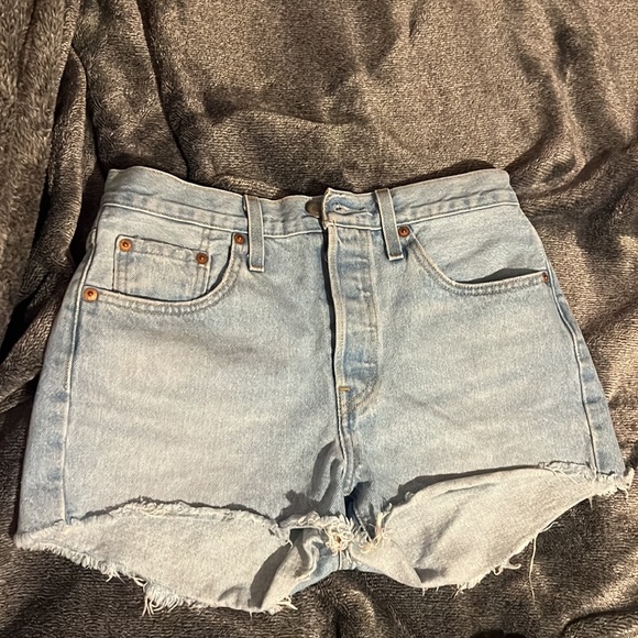 Levi’s 501 shorts: 2 pairs included - Picture 2 of 4